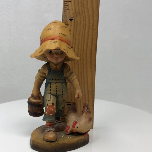 ANRI Valentine Morning Chores Wood Carving Boy Feeding Chickens Approx 4” Italy - Picture 10 of 14